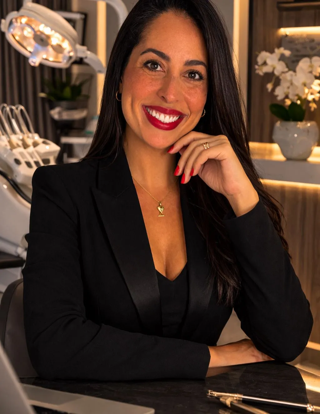 Dra. Letícia Müller sorrindo no consultório